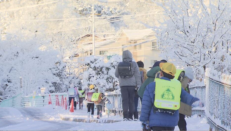 登校する児童