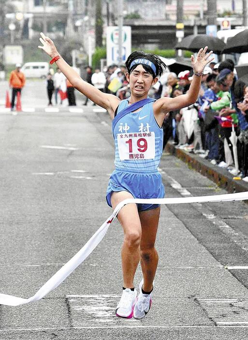 全九州高校駅伝（宮崎県西都市）女子でゴールテープを切る神村学園の黒神璃菜選手