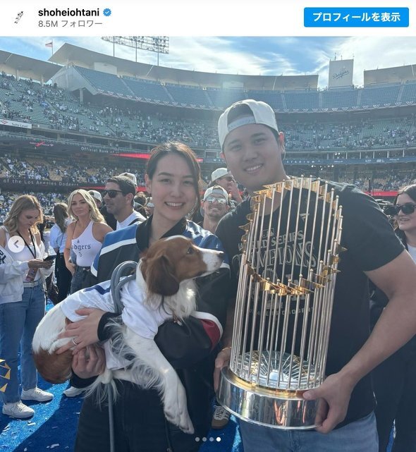 大谷選手と真美子さん、デコピンの“家族ショット”（画像出典：大谷翔平 Instagram）