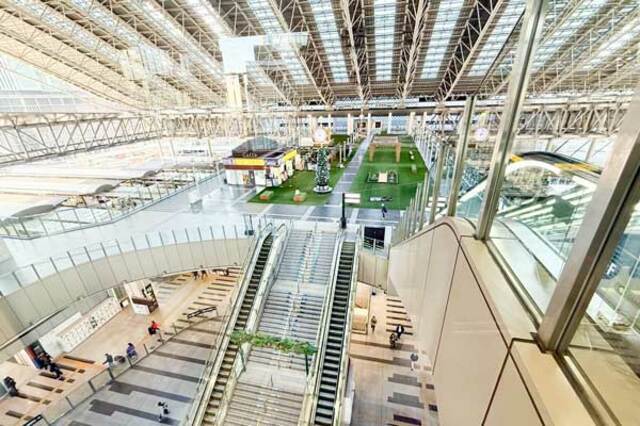 大阪駅の地上5階にある「時空(とき)の広場」(写真中央の時計と人工芝がある部分)。ホームや南北連絡橋の真上にあり、アクセスしやすい(筆者撮影)