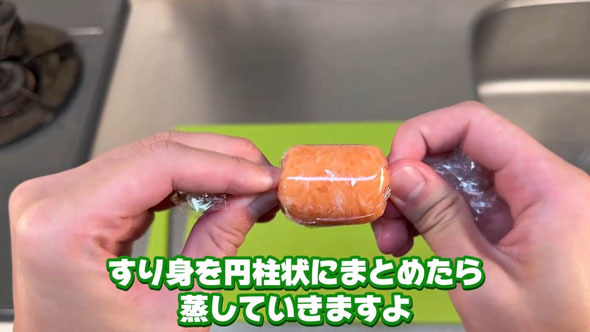 使用した食材で具材を作っているところ。何か分かりますか？