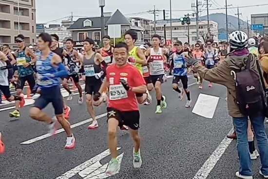 一斉にスタートするランナー。手前はゲストランナーの猫ひろしさん＝島根県松江市