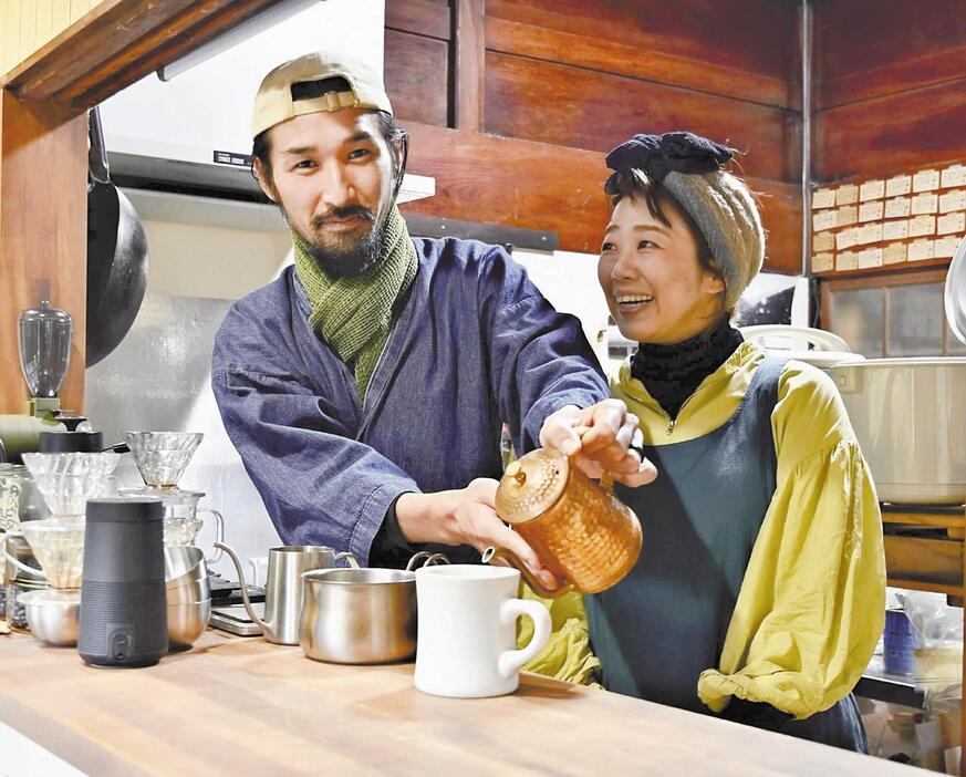 古民家カフェを始めている雄平さん（左）と春奈さん