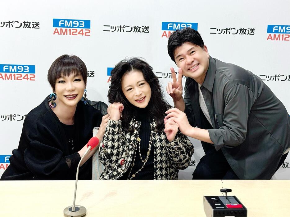 「中森明菜のオールタイムリクエスト」に出演する（左から）ミッツ・マングローブさん、中森明菜さん、垣花正さん＝ニッポン放送提供