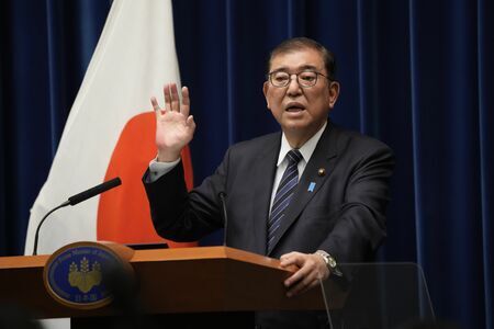 臨時国会閉会を受けて記者会見する石破首相＝12月24日午後、首相官邸（写真：共同通信社）