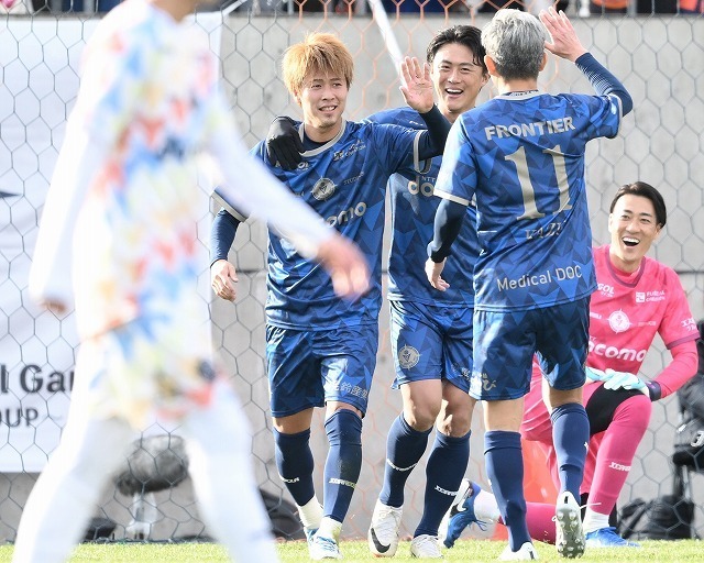 南の引退試合に駆けつけた柿谷。「呼んでもらって、ホンマに嬉しかった」。写真：鈴木颯太朗