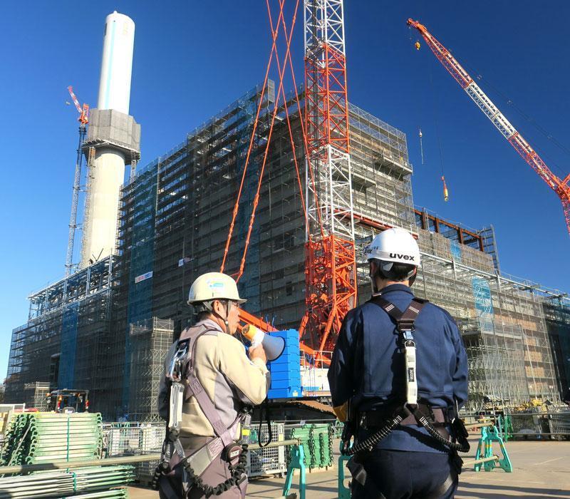 清掃工場の建設現場を視察する岩野局長（右）＝千葉市若葉区