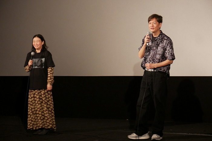 「徒花」上映後の舞台あいさつで語る甲斐さやか監督（左）と井浦新さん＝7日、那覇市の桜坂劇場