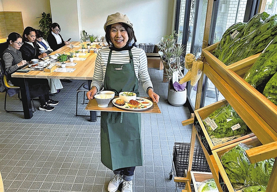 「お客さんがホッとして、のんびりできる場所にしていきたい」と話す岡田さん（松江市で）