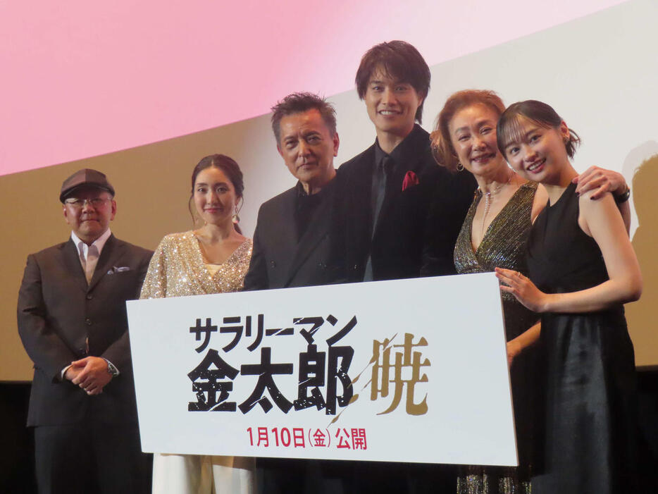 映画「サラリーマン金太郎【暁】編」完成披露上映会に登壇した、左から下山天監督、文音、榎木孝明、鈴木伸之、浅野温子、影山優佳