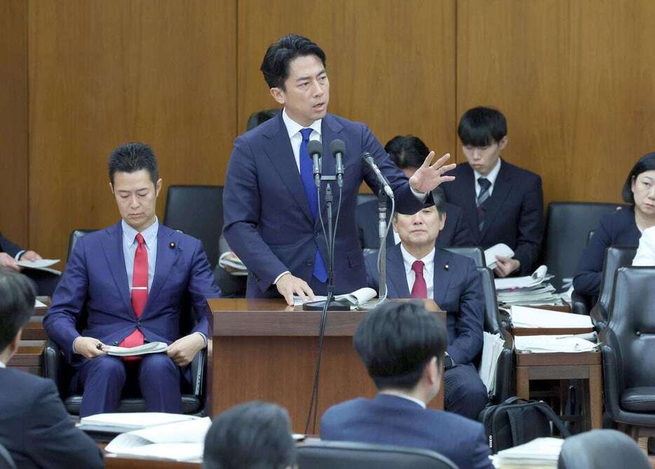 衆院政治改革に関する特別委員会で答弁する自民党の小泉進次郎理事＝12日午後、国会内（春名中撮影）