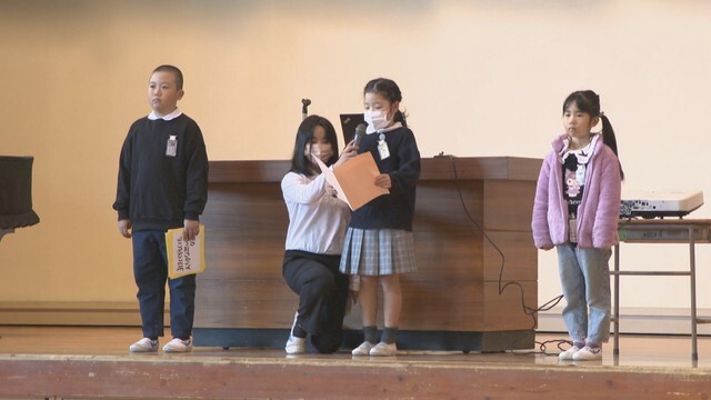 三勲小学校で行われた終業式