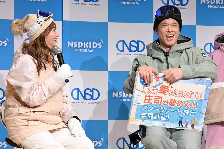 記者発表会に登場した藤本美貴（左）と庄司智春【写真：ENCOUNT編集部】