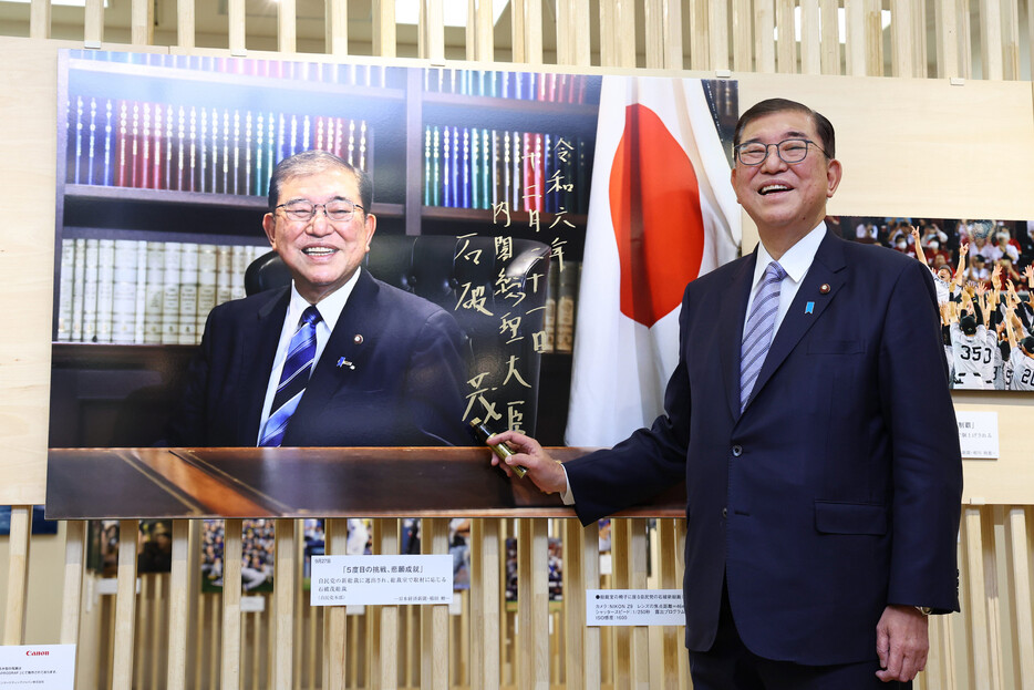 石破茂首相は２１日、日本橋三越本店で開催中の「２０２４年報道写真展」を鑑賞。記者団に対し「世界には対立と分断、戦争、国内の混乱が多かった」と今年を振り返り、「どう止めるかが来年の課題だ」と述べた＝都内