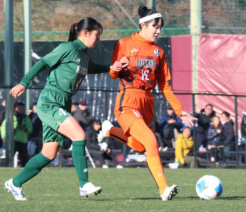 ２ゴールを決めた道文教大付・吉田有沙（右＝カメラ・島山　知房）