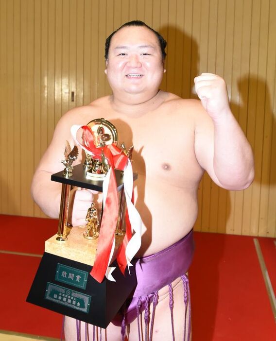 平成28年名古屋場所、宝富士は金星を含む10勝を挙げて、初めての敢闘賞を獲得