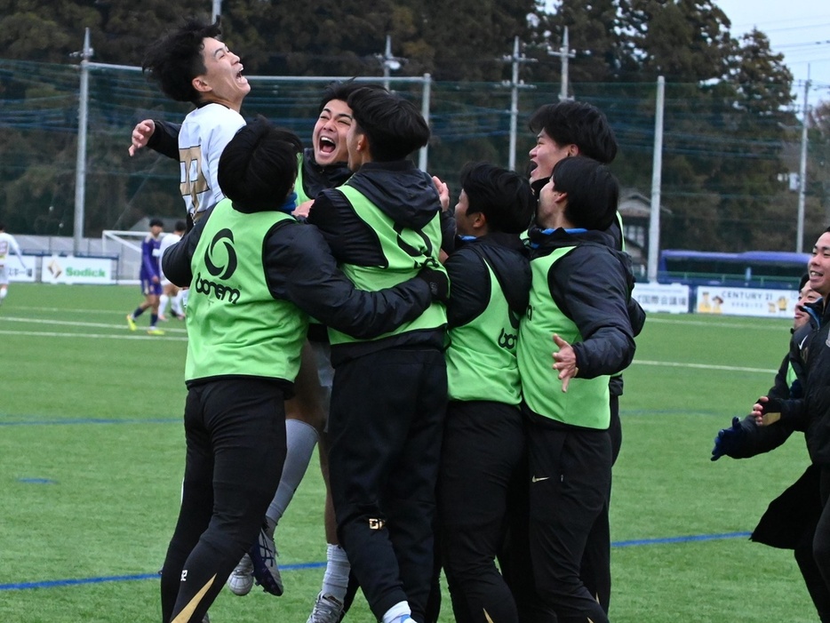 富士大は土壇場に獲得したPKを決めてドローに持ち込んだ(Koyo KODAMA/GEKISAKA)