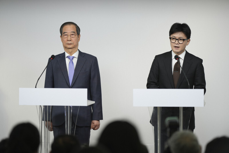 協議後、声明を発表する韓国の韓悳洙首相（左）と与党「国民の力」の韓東勲代表＝ソウルで2024年12月8日、AP