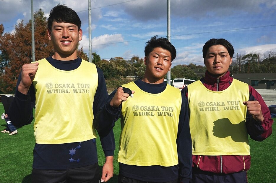 下級生の有望選手。左から身長190cmLO泊、CTB手崎（ともに2年）、1年生のFB吉川