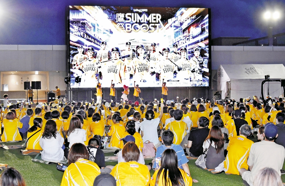 福岡市内の商業施設で行われた「鷹祭サマーブースト」開始セレモニー（2024年）