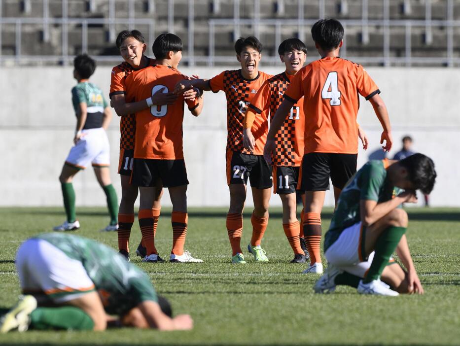 青森山田に競り勝ち、喜ぶ高川学園イレブン＝NACK5