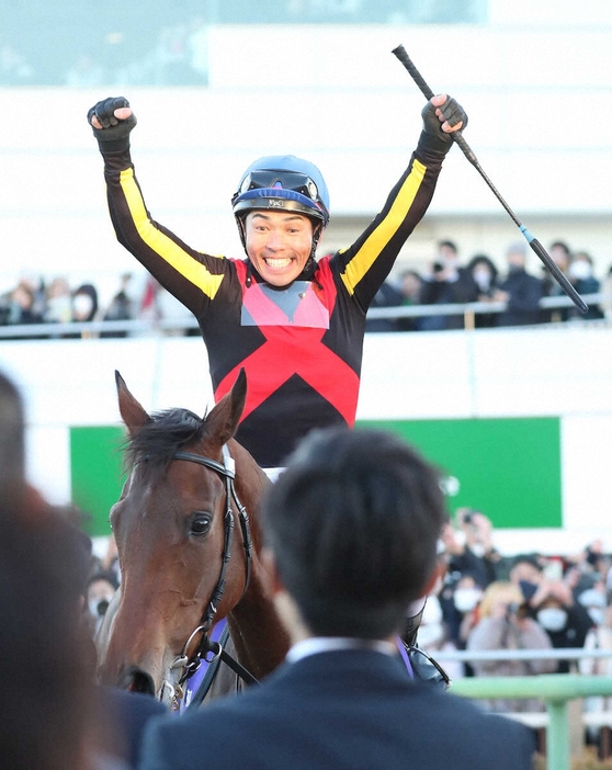 ＜有馬記念＞勝利を確信し検量室前でガッツポーズの戸崎（撮影・村上　大輔）