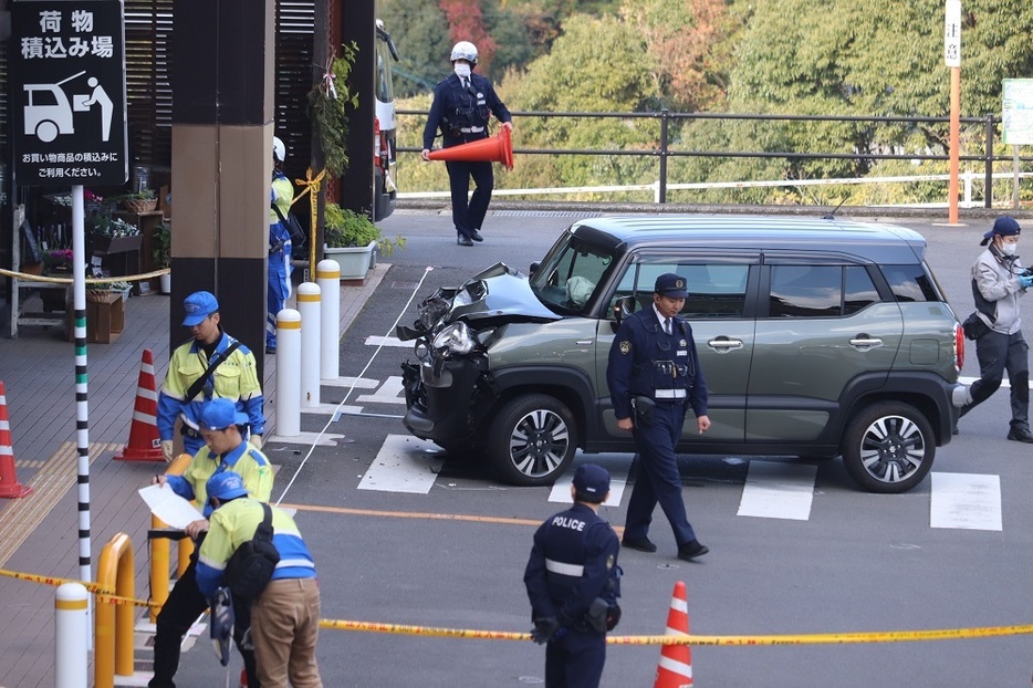 歩行者をはね、支柱にぶつかった車＝長与町まなび野２丁目