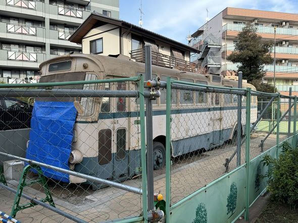 二子塚公園で保存されてきたトロリーバス。訪問時、車両前面はブルーシートで覆われていた（2024年12月18日、筆者撮影）