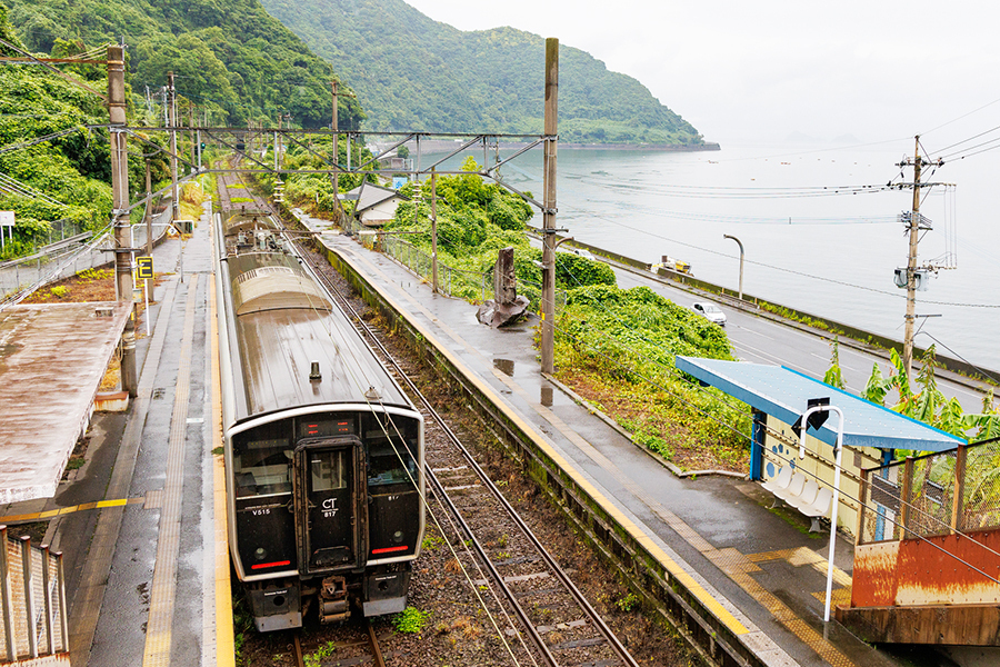 仙厳園駅の隣駅となる竜ヶ水駅。仙厳園駅はこれより海に近くなる（画像：PIXTA）。