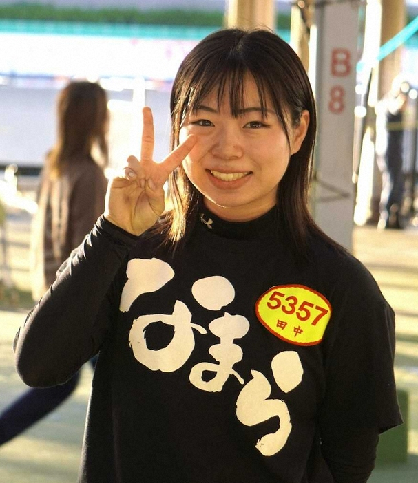 「なまらTシャツ」を着てピースサインの田中瀬里奈