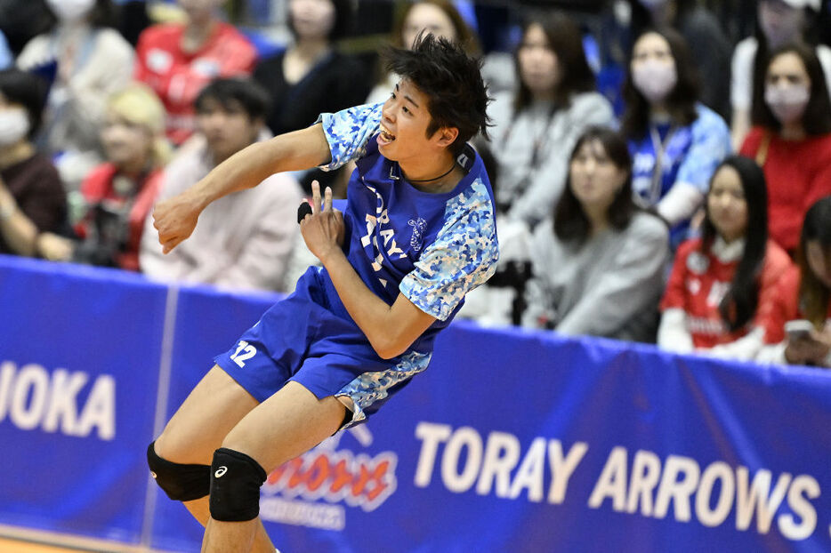 サントリー戦でサーブを放つ東レ静岡・山田＝沼津市の香陵アリーナ