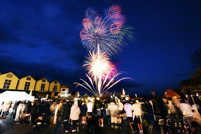 七尾市の七尾湾上空であがった花火（９枚の写真を比較明合成）=2024年12月6日午後5時17分、石川県七尾市、金居達朗撮影