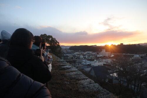 初日の出を迎え、写真に収める来場者たち＝2024年1月1日、津山城跡