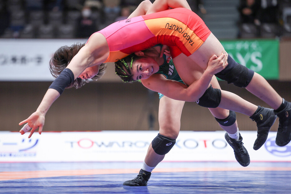 女子６２キロ級決勝で攻勢に出る尾崎野乃香（下）＝２０日、東京・代々木第２体育館