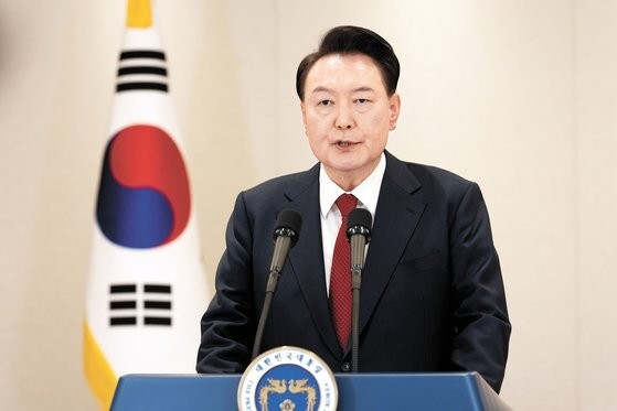 尹錫悦大統領が１２日に大統領室で国民向けの談話を発表している。［写真　韓国大統領室］