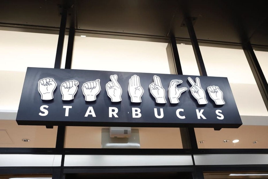 指文字で“STARBUCKS”を表すロゴデザインは 「スターバックスコーヒー nonowa国立店」のオリジナル