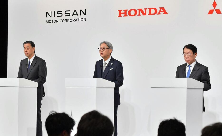 会見する（左から）日産自動車の内田誠社長、ホンダの三部敏宏社長、三菱自動車の加藤隆雄社長　＝23日午後、東京都中央区（三尾郁恵撮影）