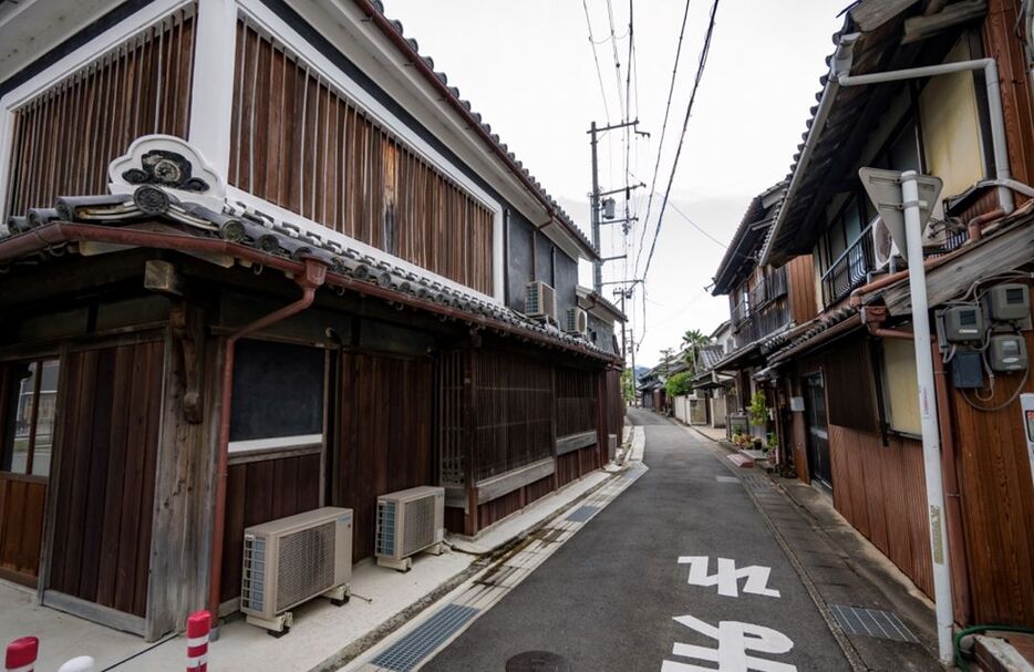 近世から近代に建てられた古い木造建築が、町じゅうに点在。いまも現役の住宅となっているほか、リノベーションされ、オーベルジュやコワーキングスペースとして活用されている建物もある