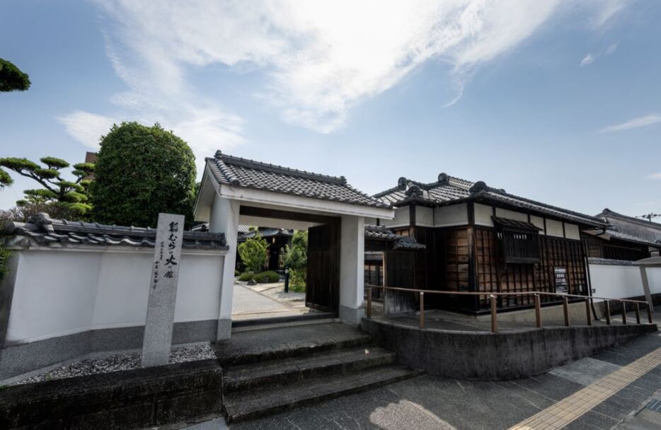 悟陵の邸宅を活用した記念館。茶室や日本庭園も残されており、地域の人々の交流の場にもなっている