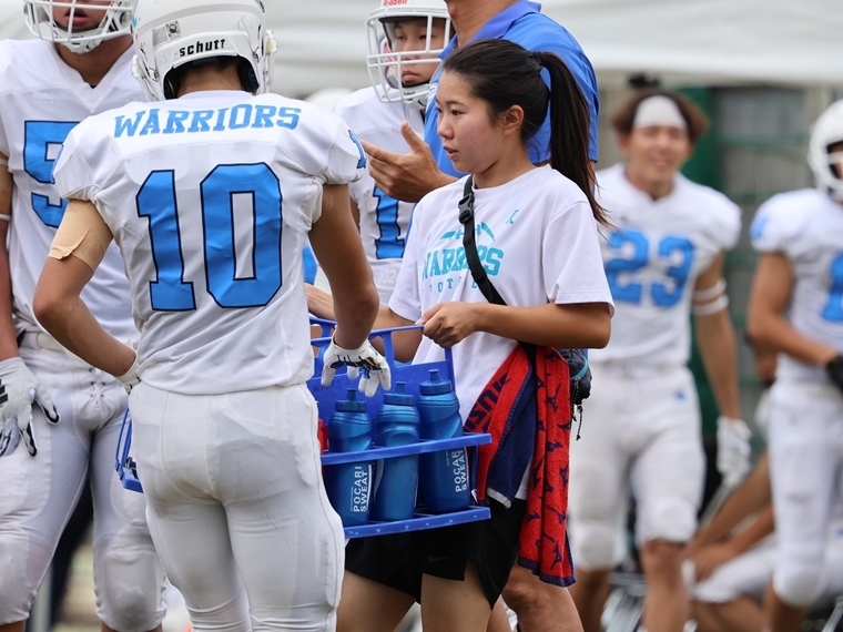 試合中にボトルを渡す京都両洋高校の塩満琴マネージャー（撮影・和田真奈）