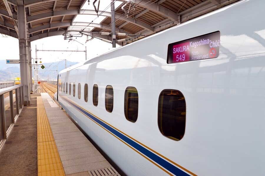 新八代駅（熊本県八代市）に停車する九州新幹線（画像：写真AC）