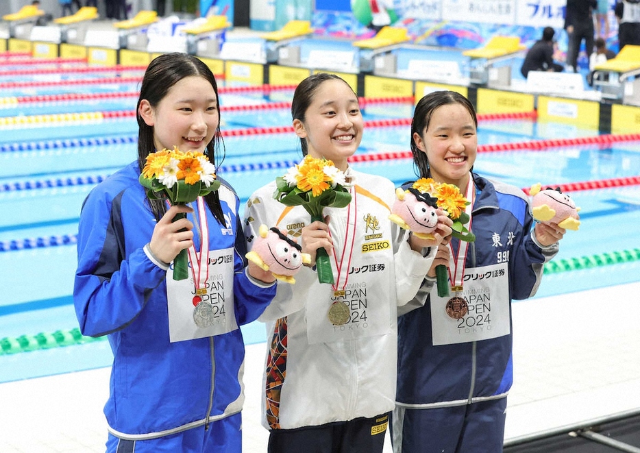 フォトセッションに臨む（左から）女子200メートル個人メドレー2位の佐々木、優勝した成田、3位の長岡（撮影・大城　有生希）