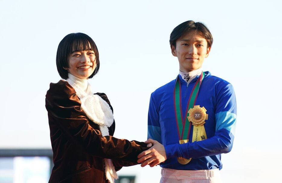 レモンポップで優勝した坂井瑠星騎手（右）と握手するプレゼンターの見上愛（左）＝中京競馬場（撮影・岩川晋也）