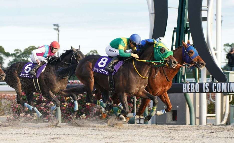 チャンピオンズCで3着に敗れたドゥラエレーデ（左）＝中京競馬場（撮影・岩川晋也）