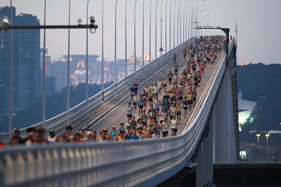 マカオ半島とタイパ島を結ぶカルバーリョ総督大橋を駆けるランナーら＝2024年12月1日（写真：マカオ政府体育局）