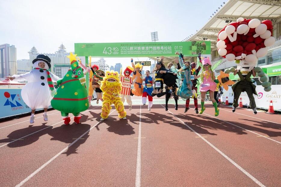 個性的なコスチュームを身に纏って参加したランナーら＝2024年12月1日（写真：マカオ政府体育局）