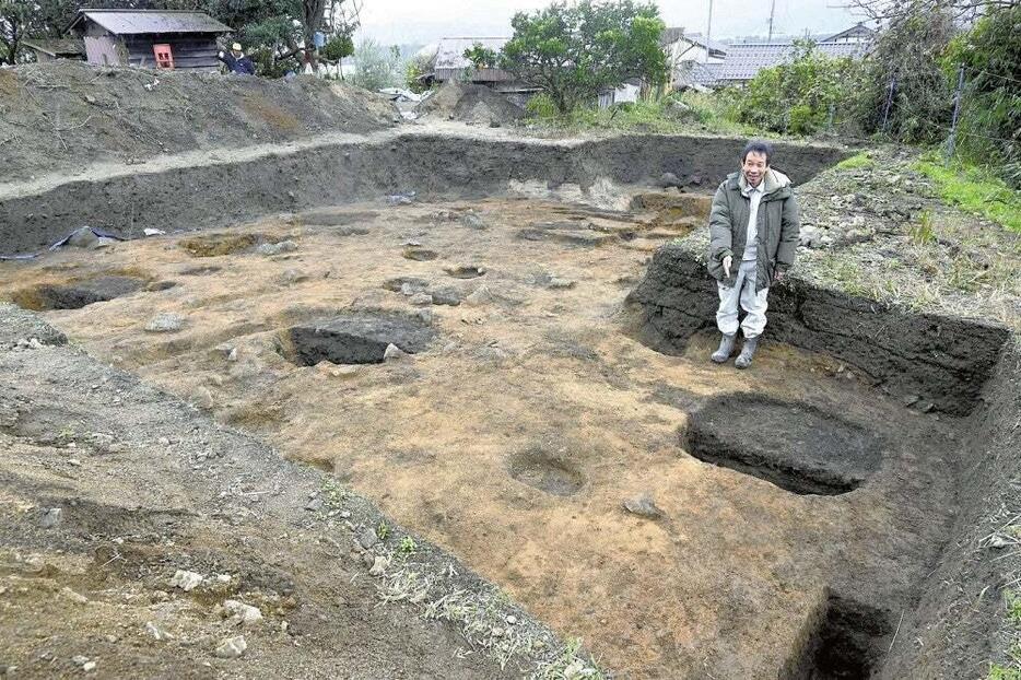 新たに見つかった柱跡の一つ（京都府宮津市で）