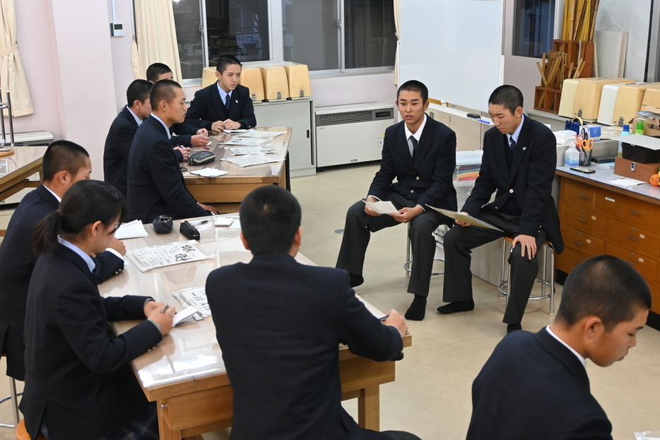 ミーティングで話し合う１年生の選手ら＝横浜市南区の神奈川県立横浜清陵高校で２０２４年１２月１３日、矢野大輝撮影