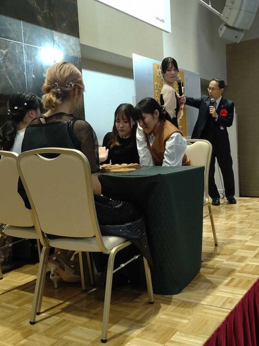 大阪府高槻市での女流棋士会発足50周年パーティーでペア将棋を指す（中央左から）山口仁子梨女流1級、稀良莉女流1級姉妹