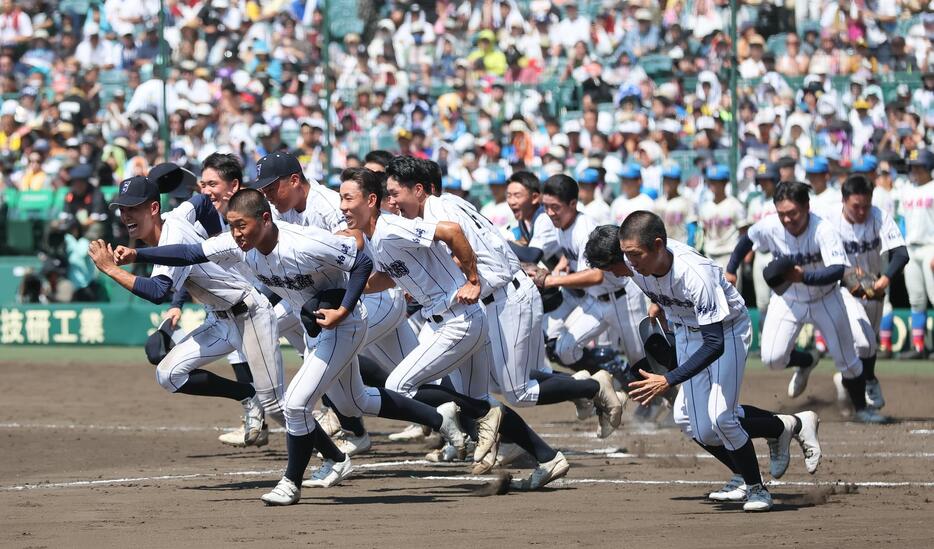 夏甲子園で初勝利を飾った新潟産大付ナイン